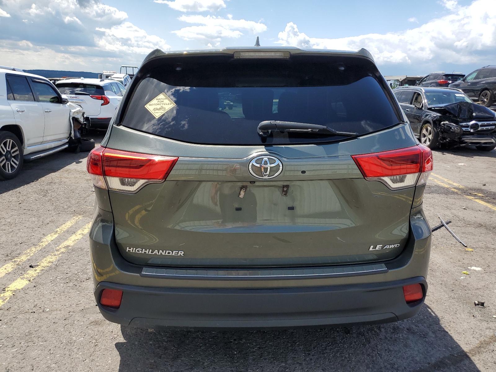 5TDBZRFH9JS821760 2018 Toyota Highlander Le