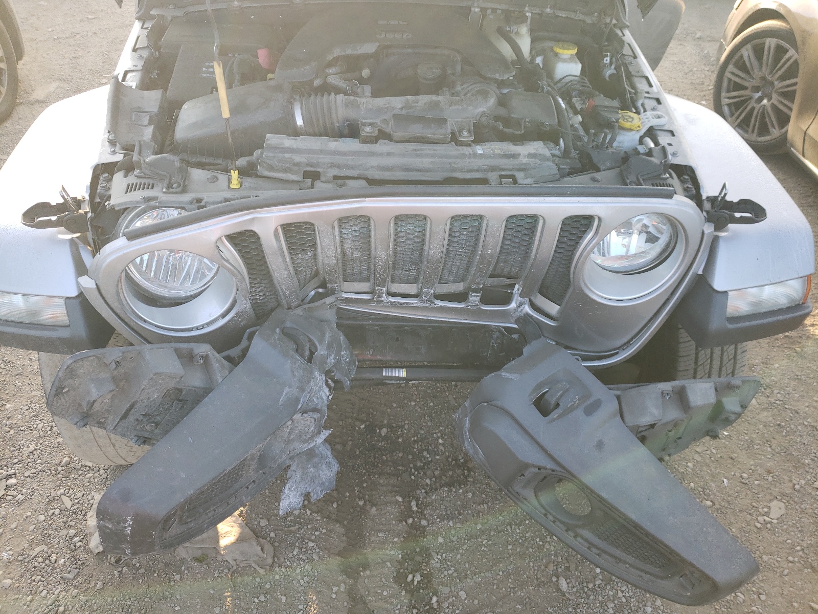 1C4HJXEG0JW166628 2018 Jeep Wrangler Unlimited Sahara