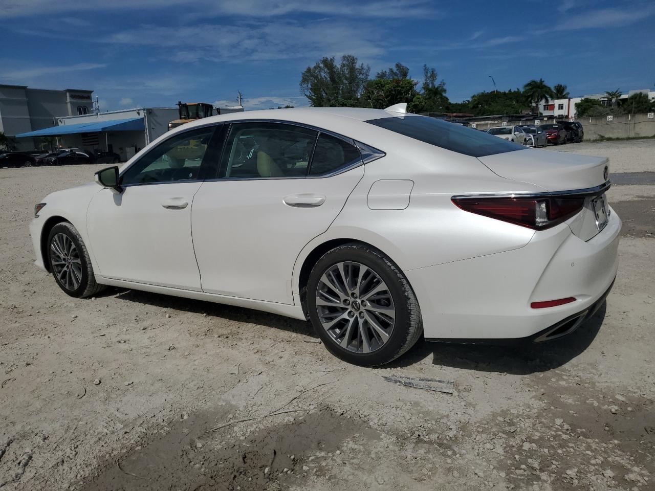 58ADZ1B18MU101034 2021 LEXUS ES - Image 2