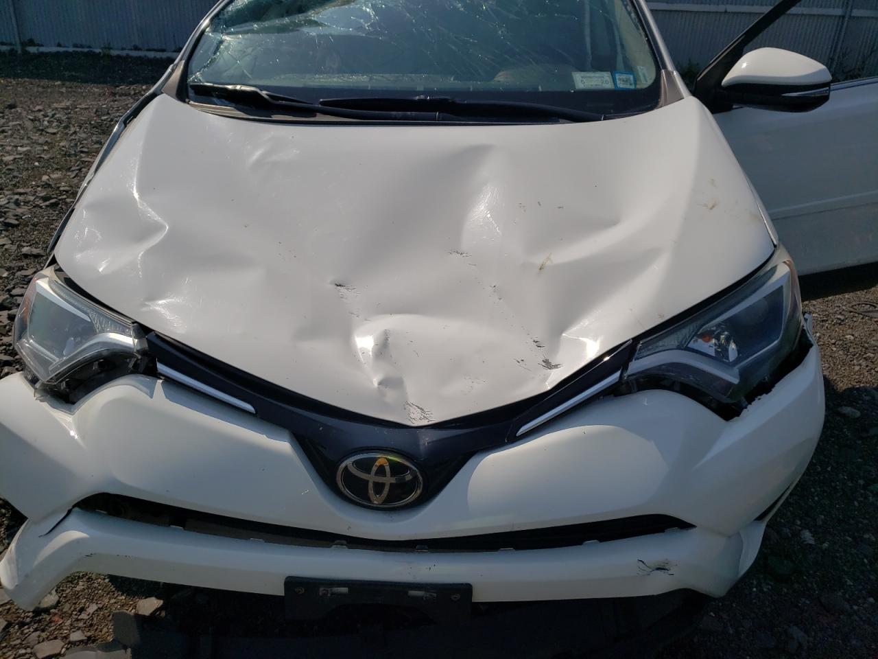 JTMRFREV4HJ111834 2017 Toyota Rav4 Xle