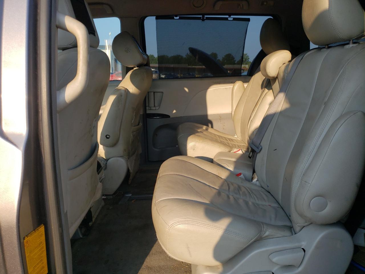 2011 Toyota Sienna - Image 11