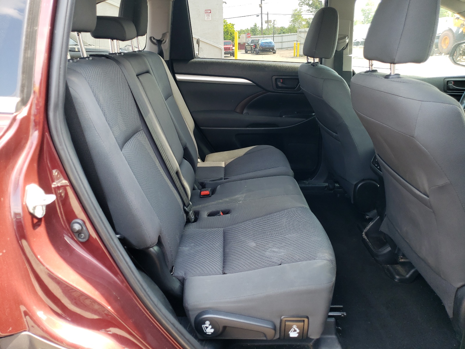 5TDBZRFH8KS704124 2019 Toyota Highlander Le