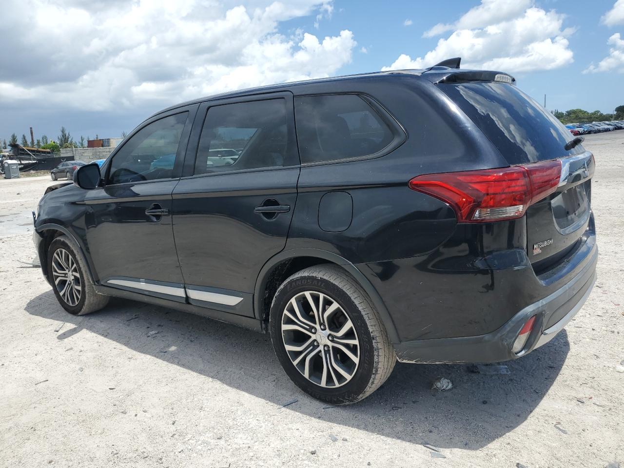 JA4AD2A37JZ003918 2018 MITSUBISHI OUTLANDER - Image 2