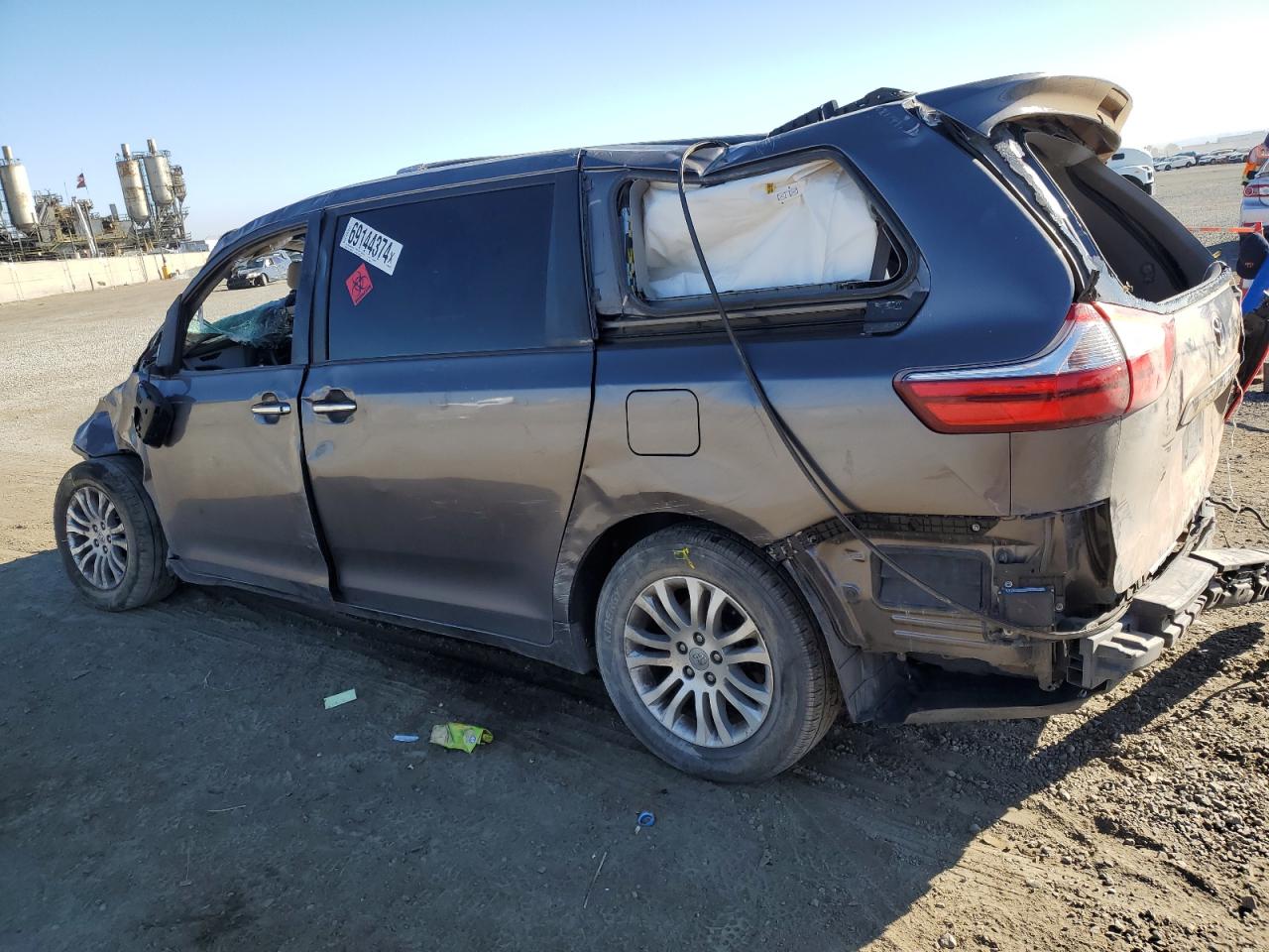 5TDYZ3DC9HS848059 2017 TOYOTA SIENNA - Image 2