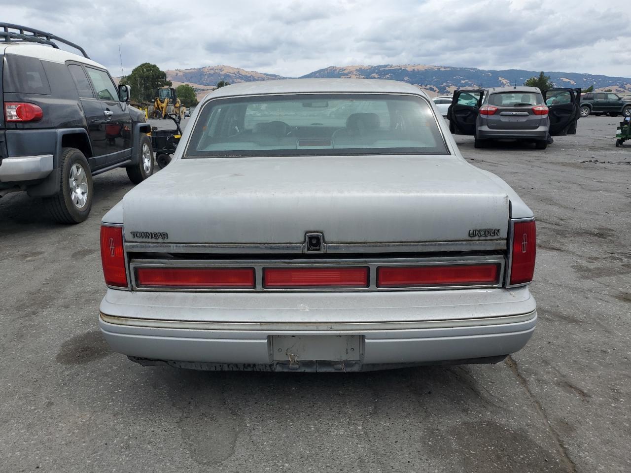 1LNLM82WXVY751984 1997 Lincoln Town Car Signature