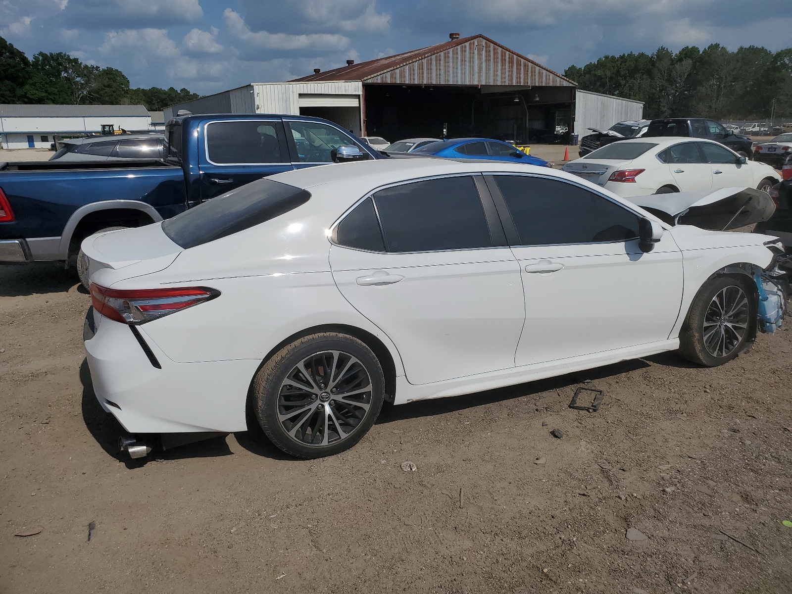 2018 Toyota Camry L vin: 4T1B11HK5JU640292