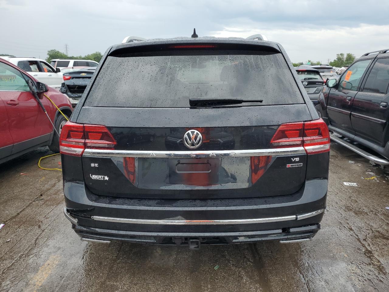 1V2XR2CA0KC623235 2019 Volkswagen Atlas Se