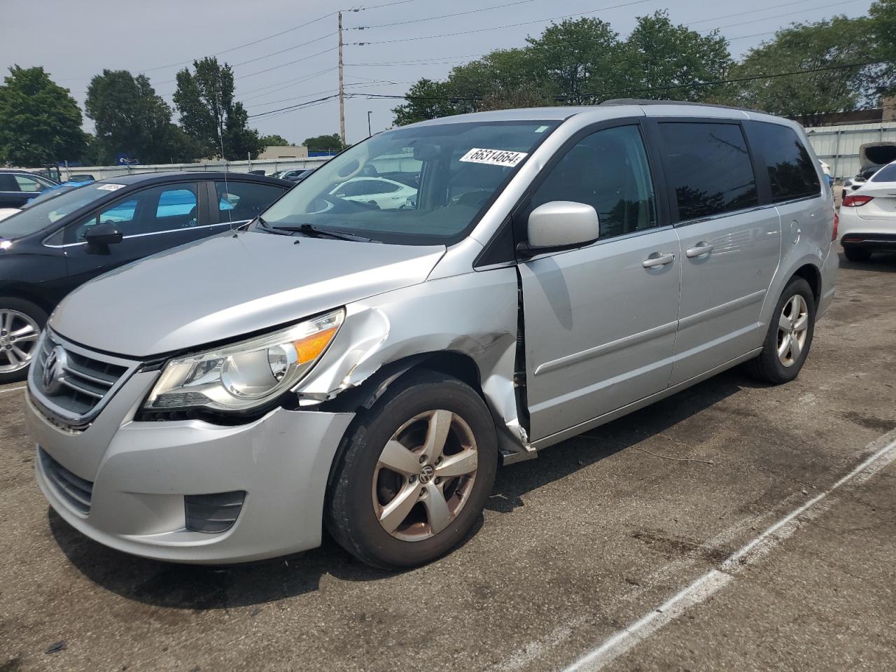 2011 Volkswagen Routan - Image 1