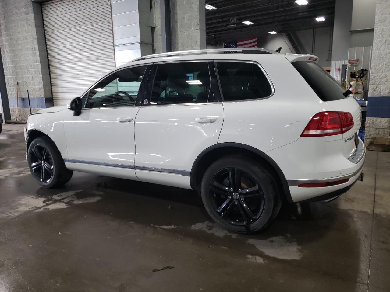 WVGRF7BP7HD004894 2017 VOLKSWAGEN TOUAREG - Image 2