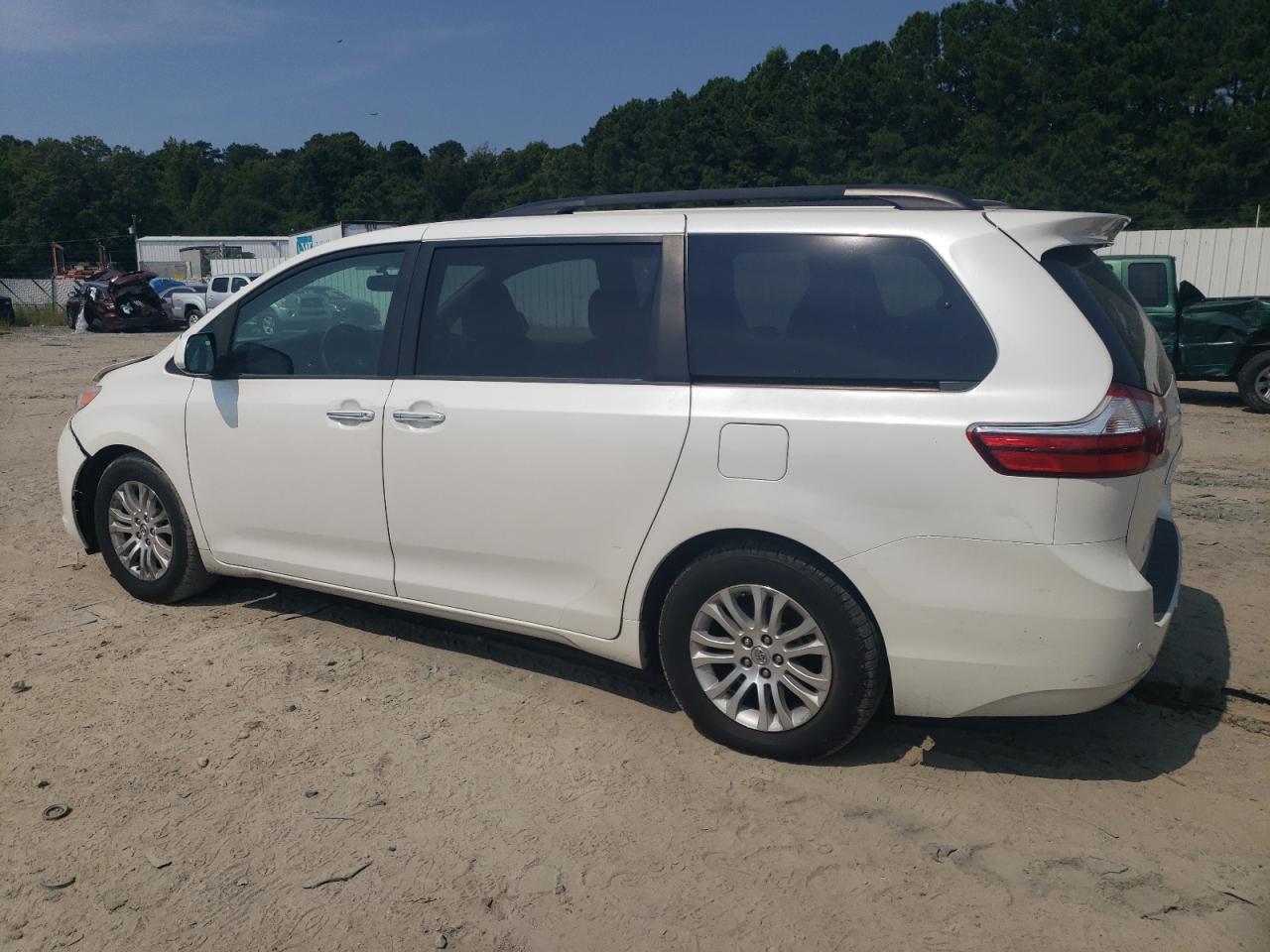 5TDYK3DC8GS718907 2016 TOYOTA SIENNA - Image 2