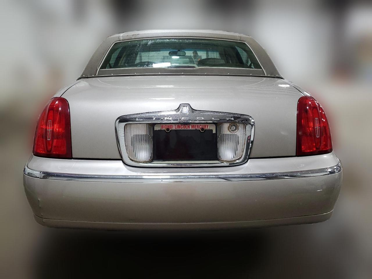 2001 Lincoln Town Car Signature VIN: 1LNHM82W11Y620734 Lot: 65324824