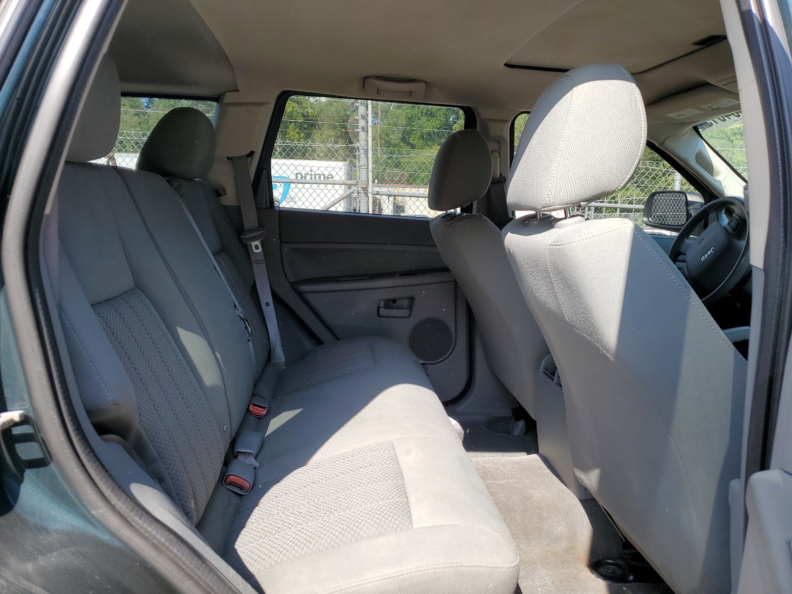 1J4GR48K05C643689 2005 Jeep Grand Cherokee Laredo