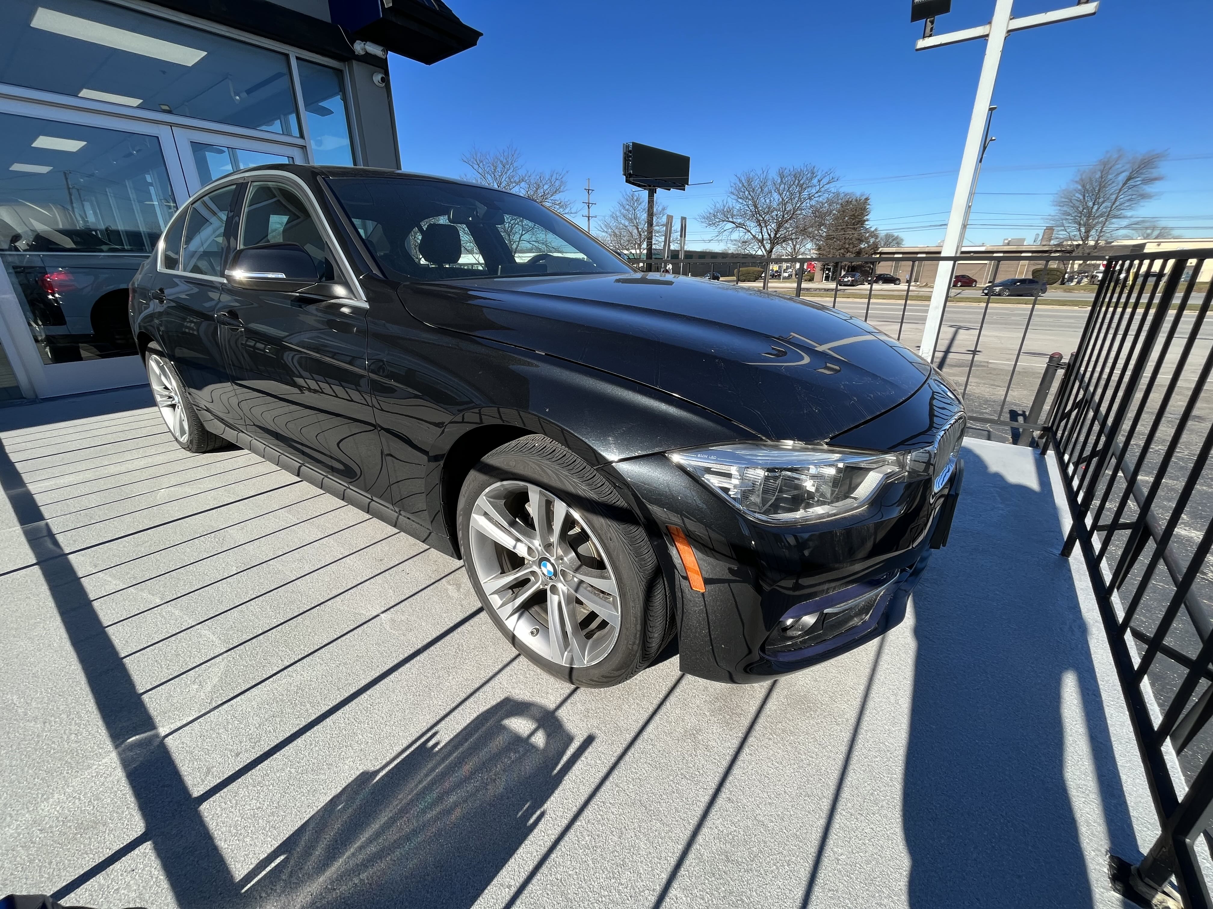 2018 BMW 330 Xi vin: WBA8D9C52JEM33923