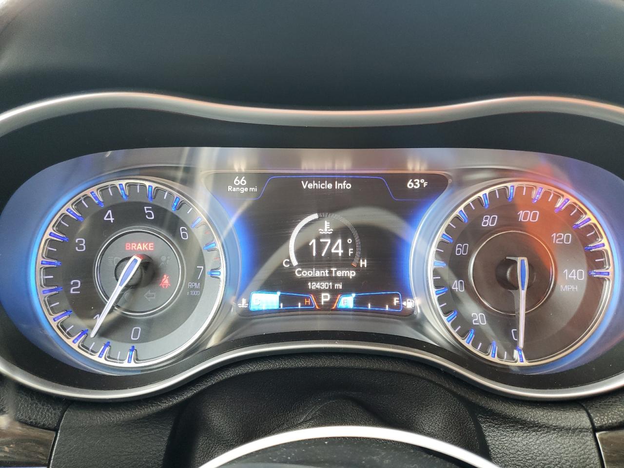 2015 Chrysler 300 Limited VIN: 2C3CCAAG2FH807411 Lot: 66927724