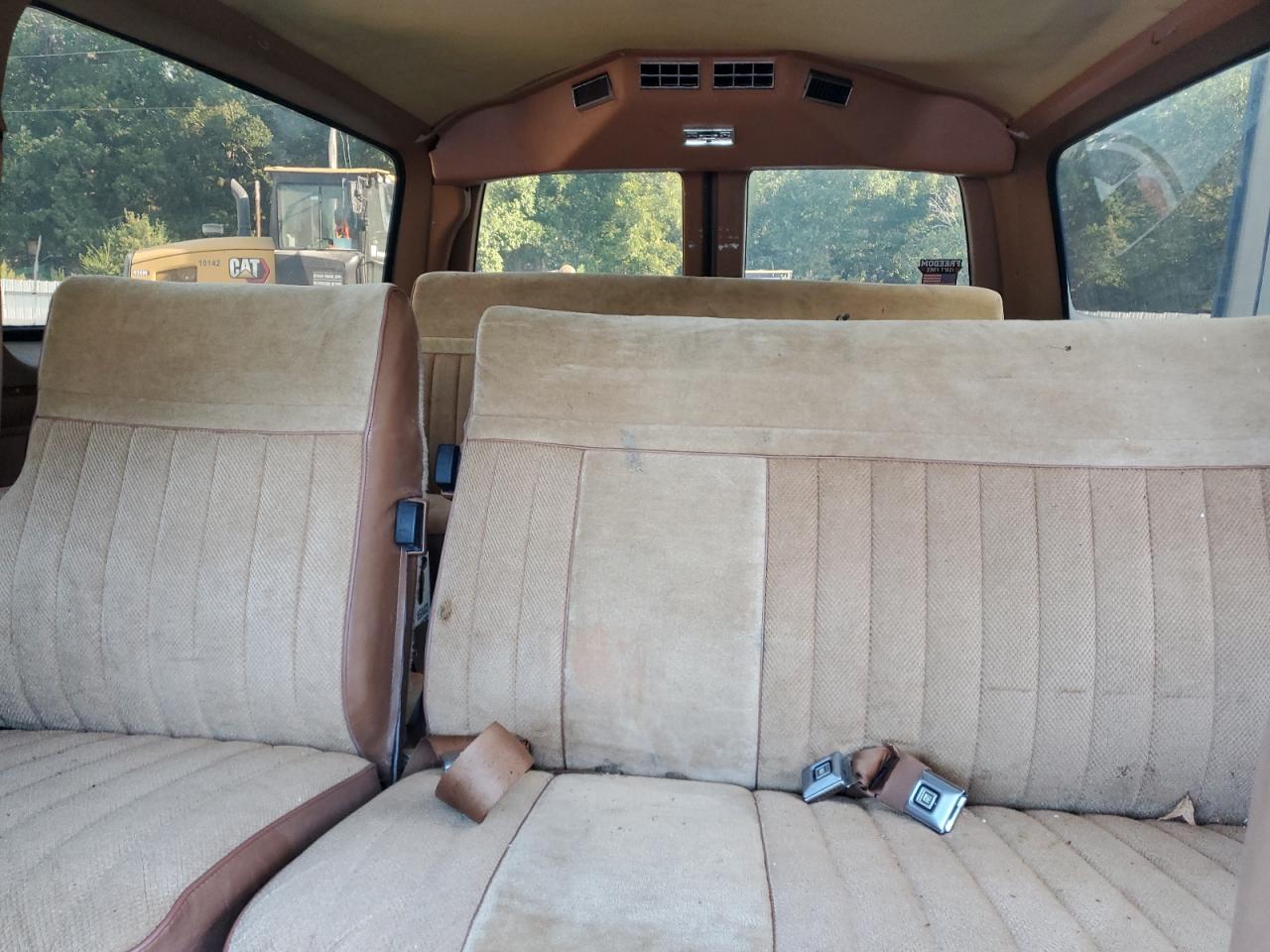 1988 Chevrolet Suburban V10 VIN: 1GNEV16K0JF180768 Lot: 68002764