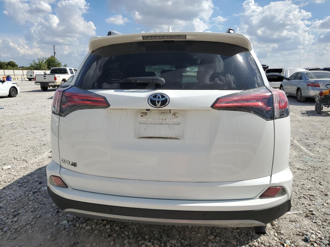 2T3WFREVXHW387813 2017 Toyota Rav4 Xle