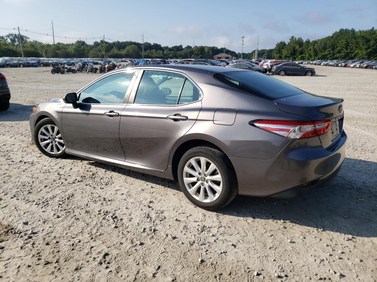 4T1B11HK8JU538372 2018 TOYOTA CAMRY - Image 2