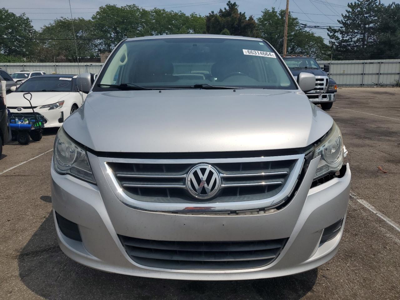 2011 Volkswagen Routan - Image 5