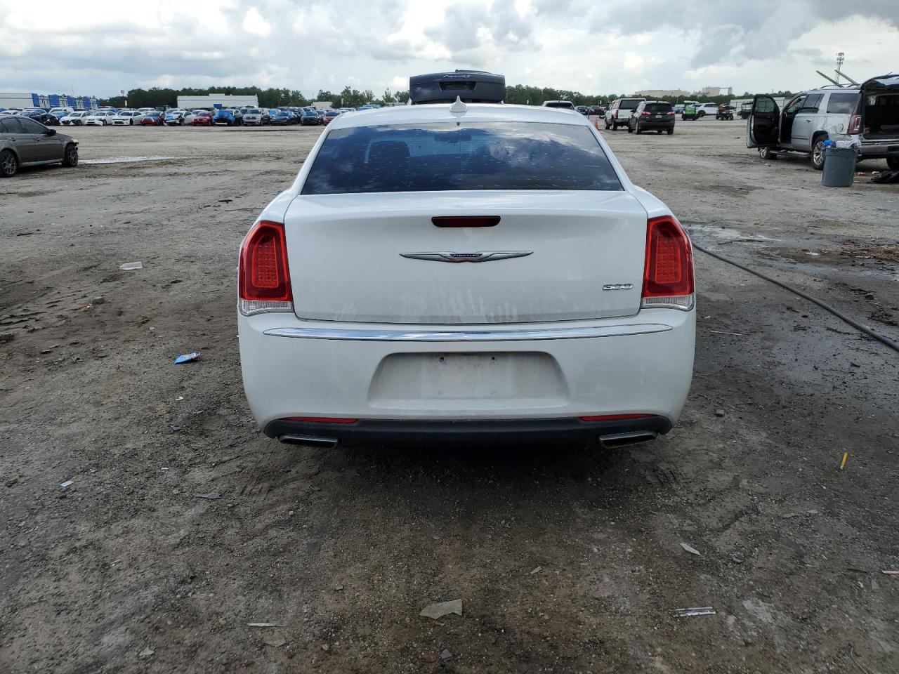 2017 Chrysler 300 Limited VIN: 2C3CCAAG8HH552654 Lot: 67094044