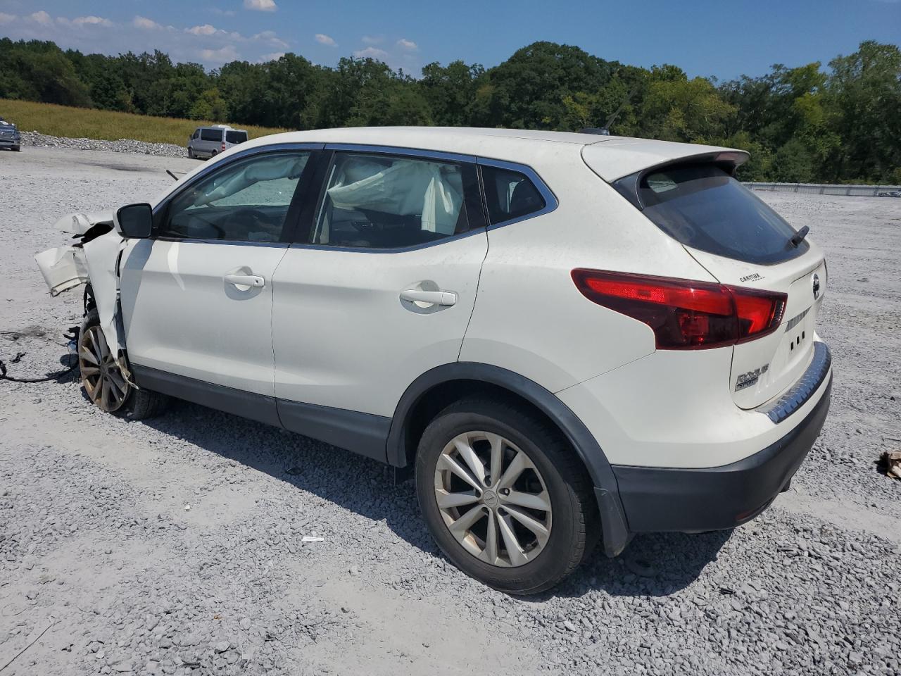 2017 Nissan Rogue - Image 2