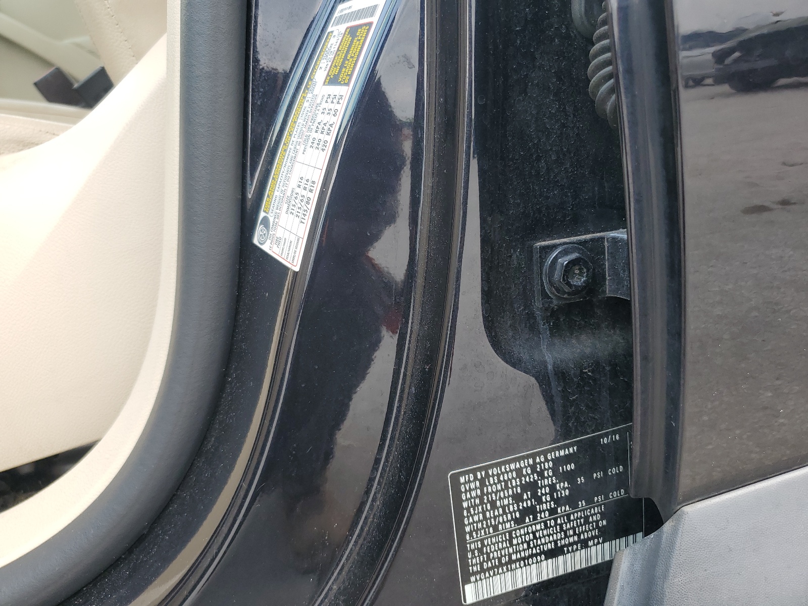 WVGAV7AX1HK010090 2017 Volkswagen Tiguan S