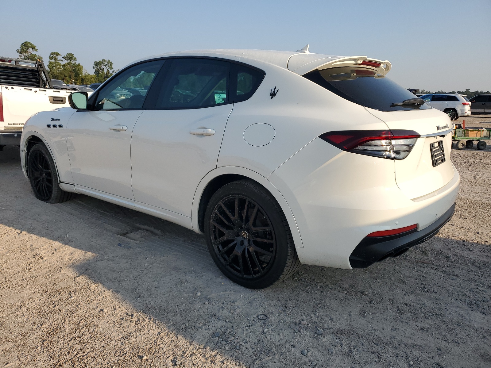 2022 Maserati Levante Modena vin: ZN661YUM0NX402942