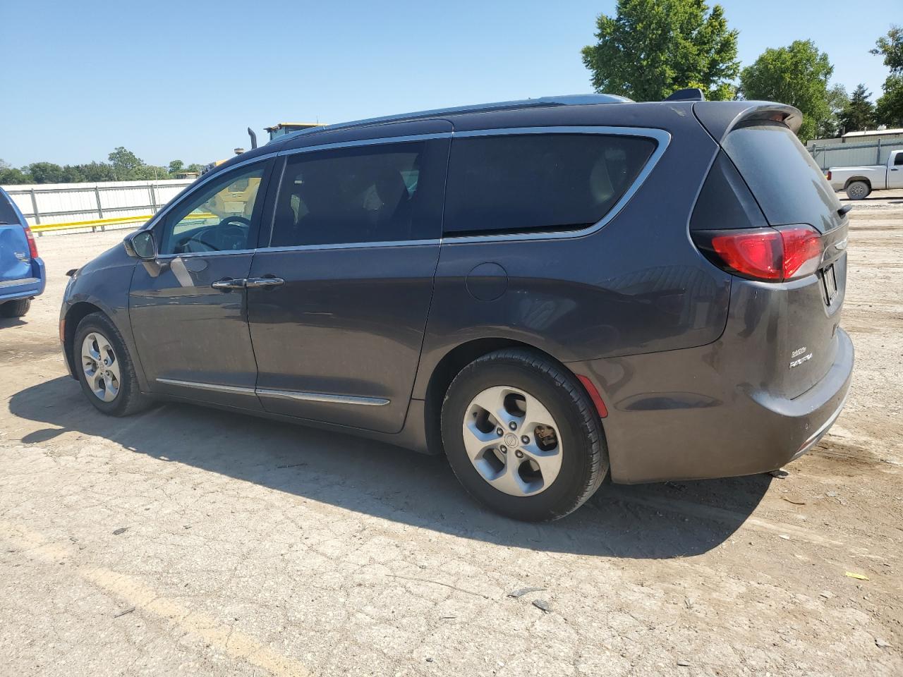 2C4RC1EG2HR708858 2017 CHRYSLER PACIFICA - Image 2