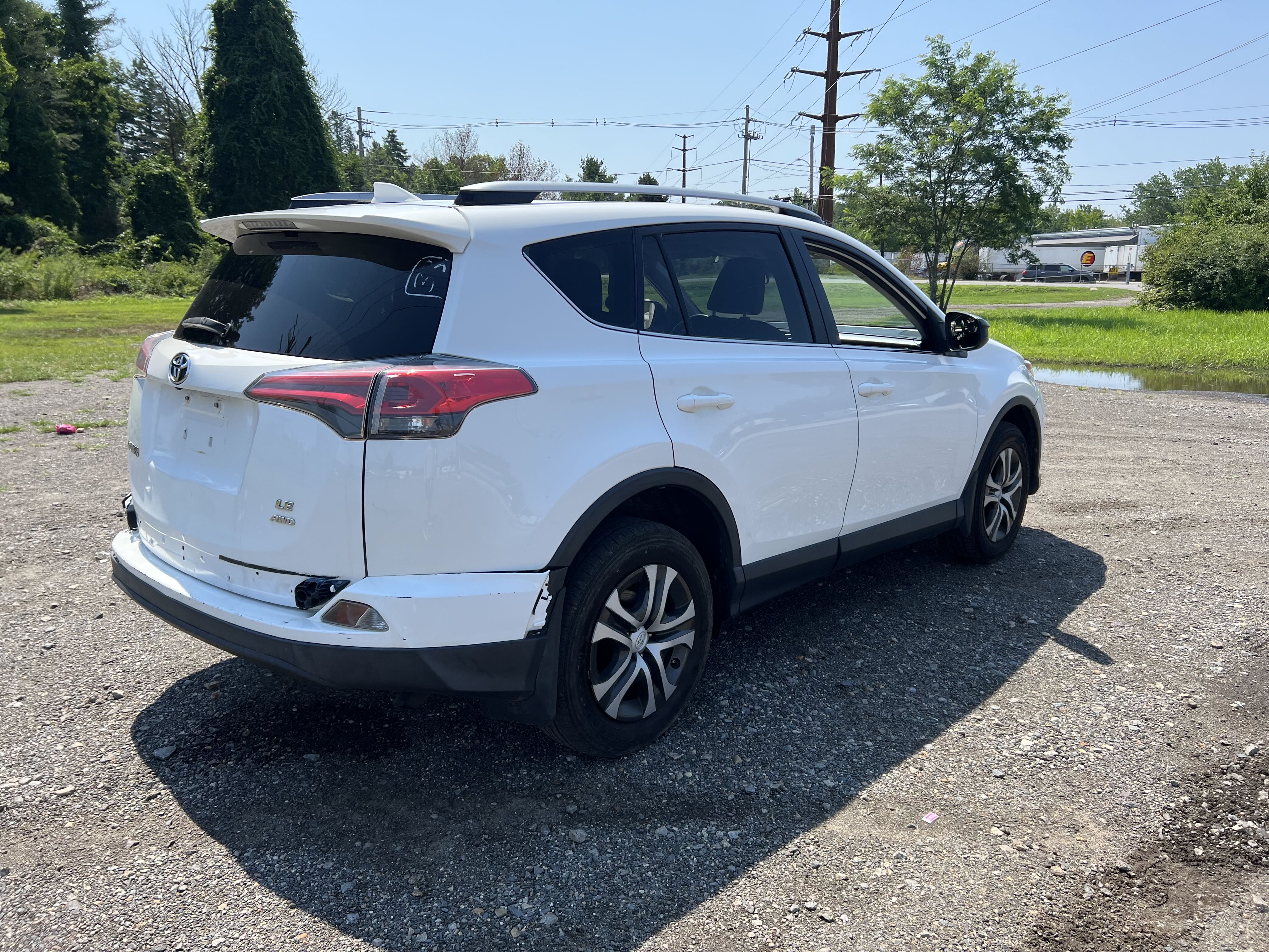 2017 Toyota Rav4 Le vin: JTMBFREV5HJ146898