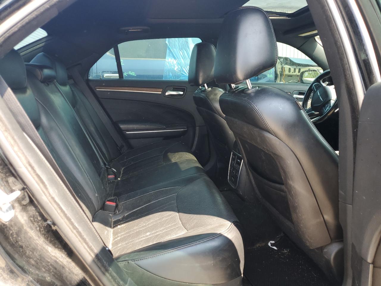 2015 Chrysler 300 - Image 10
