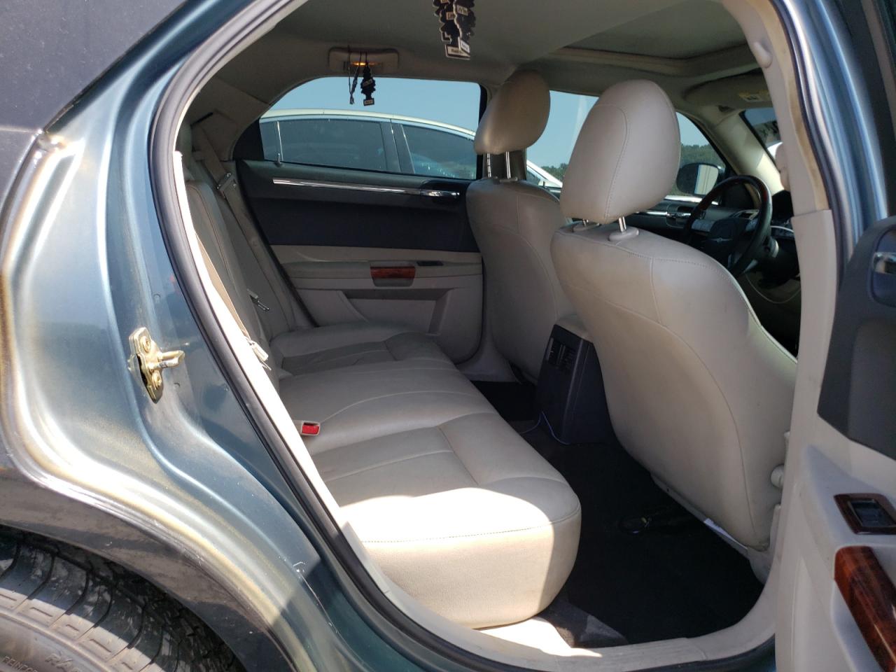 2005 Chrysler 300 - Image 10
