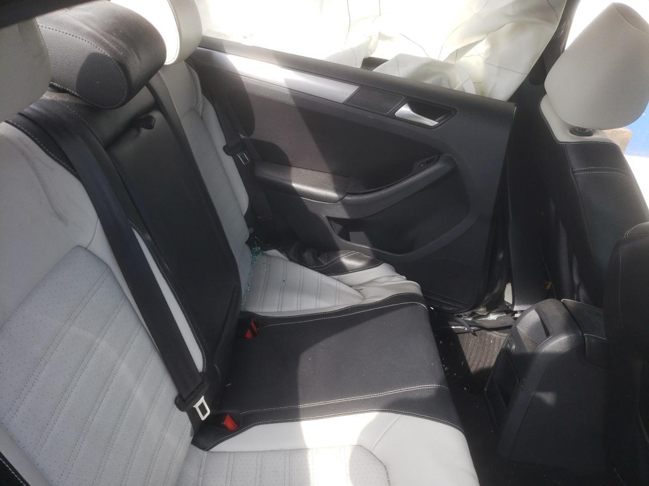 2017 Volkswagen Jetta - Image 10