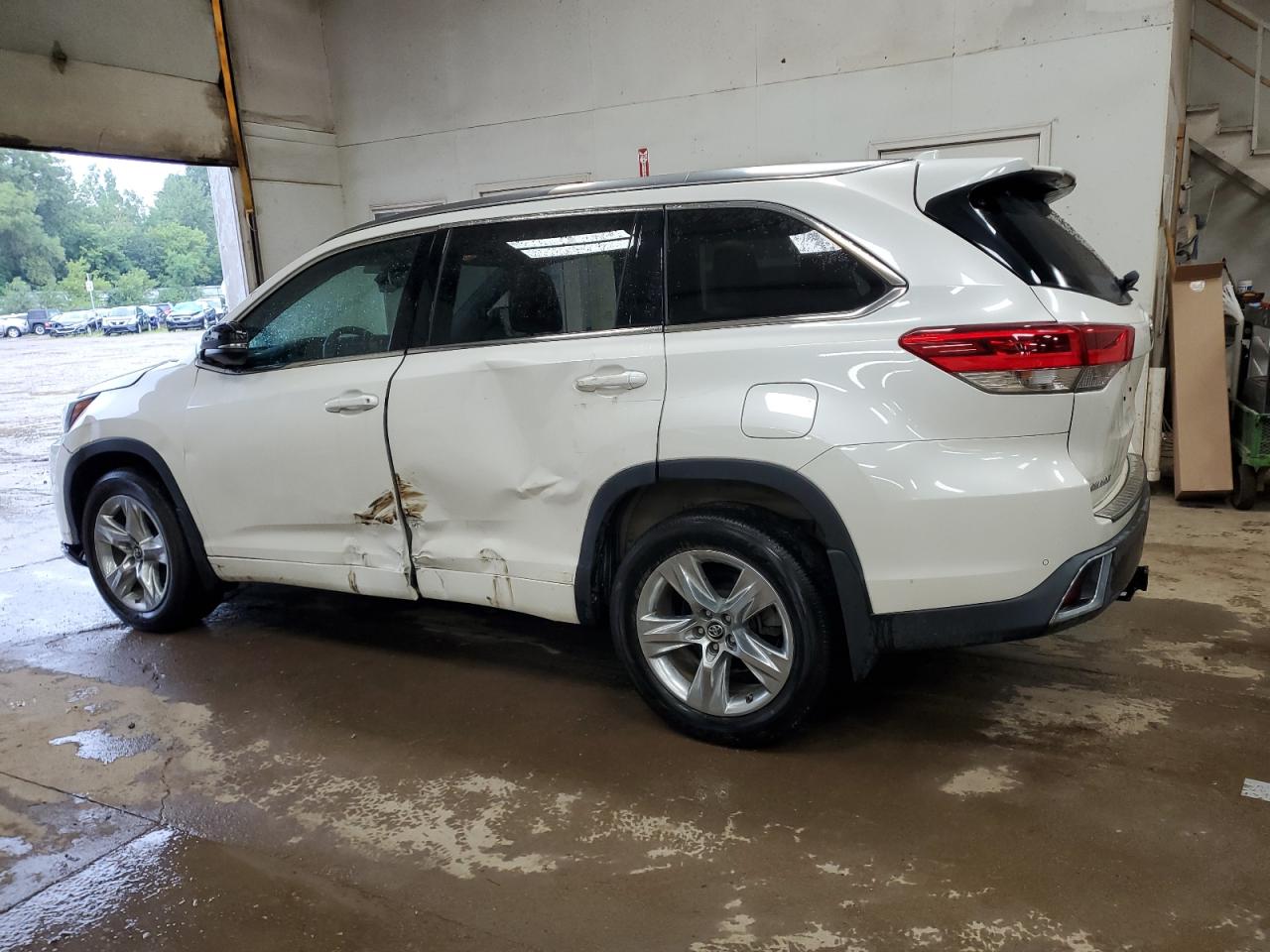 5TDDZRFH7KS717634 2019 TOYOTA HIGHLANDER - Image 2