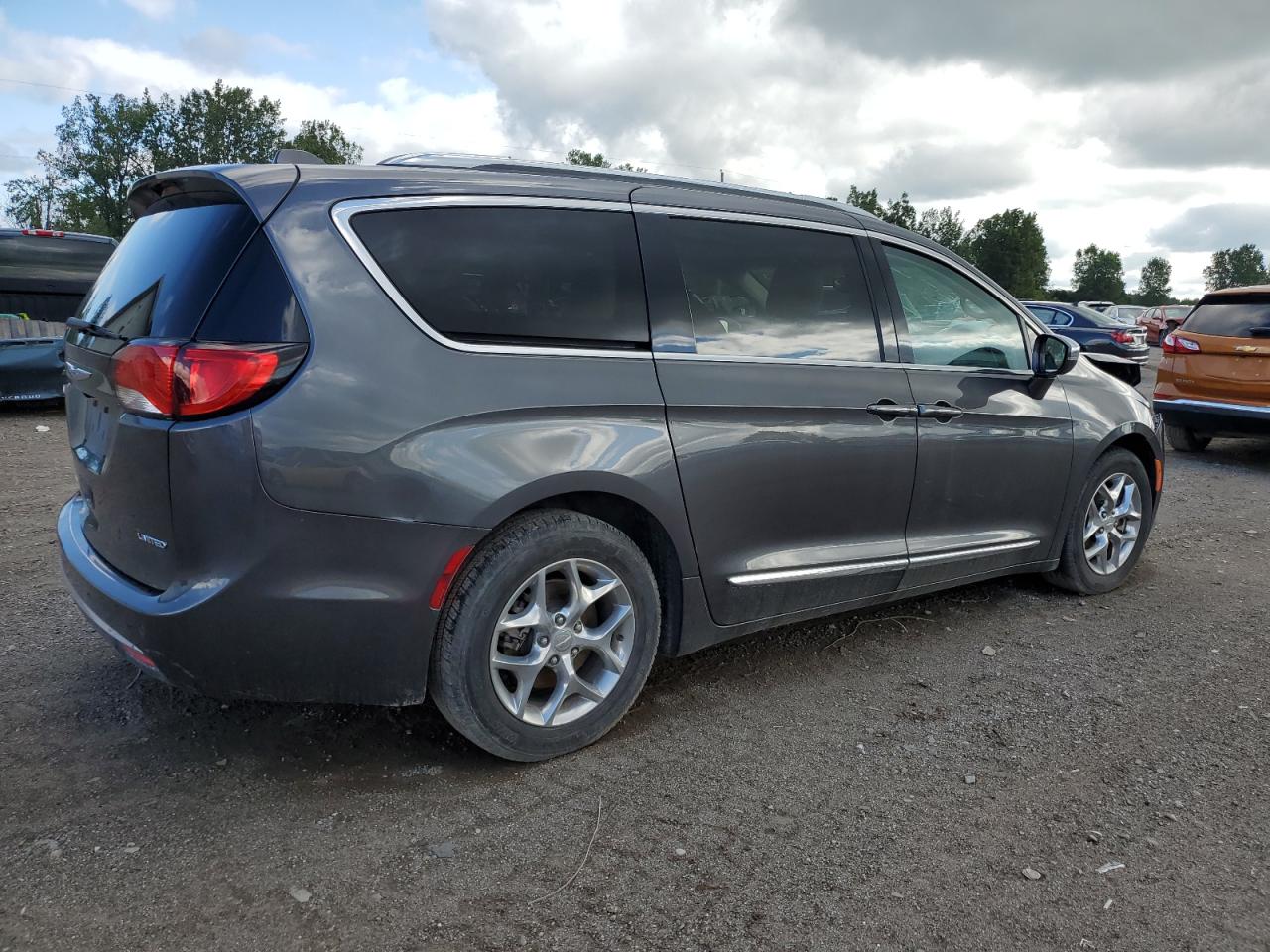 2018 Chrysler Pacifica - Image 3