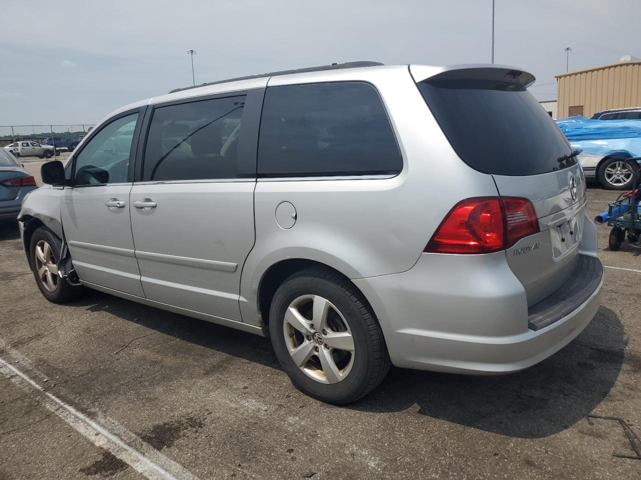 2011 Volkswagen Routan - Image 2