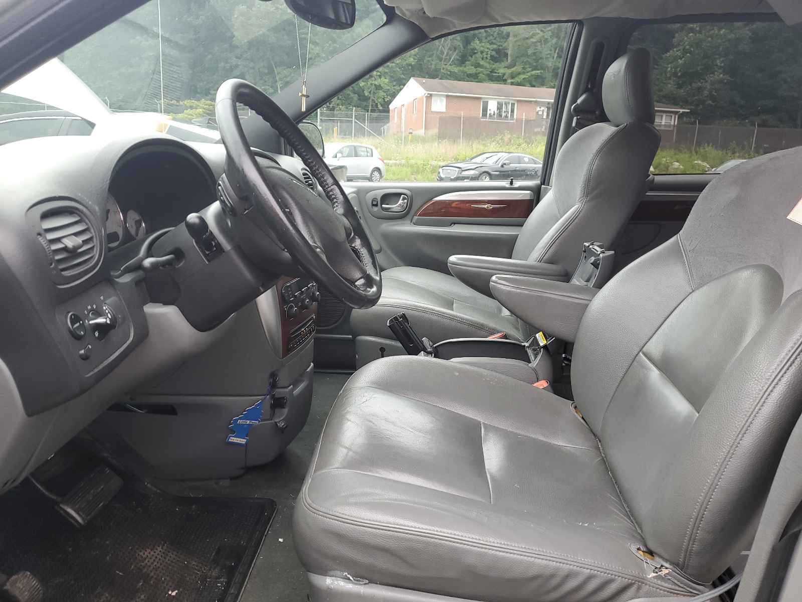 2C4GP64L95R168587 2005 Chrysler Town & Country Limited