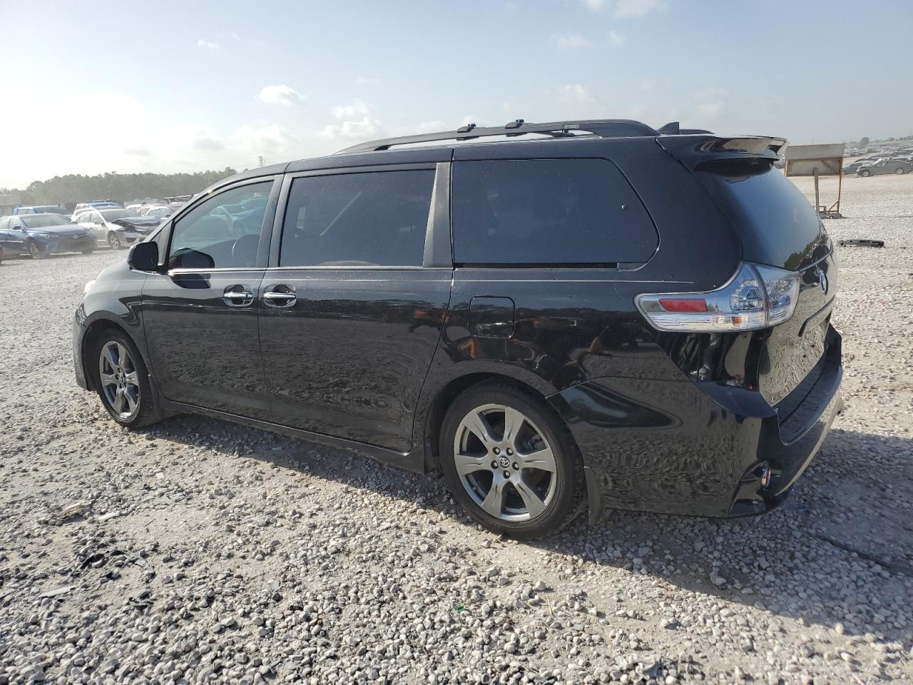 5TDXZ3DC4JS909593 2018 TOYOTA SIENNA - Image 2