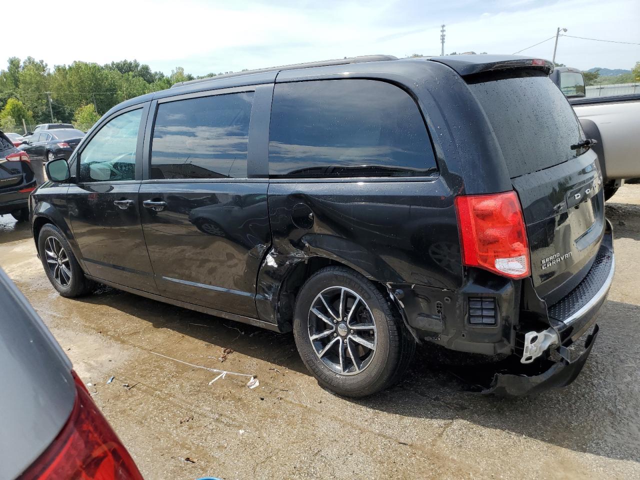 2018 Dodge Caravan - Image 2