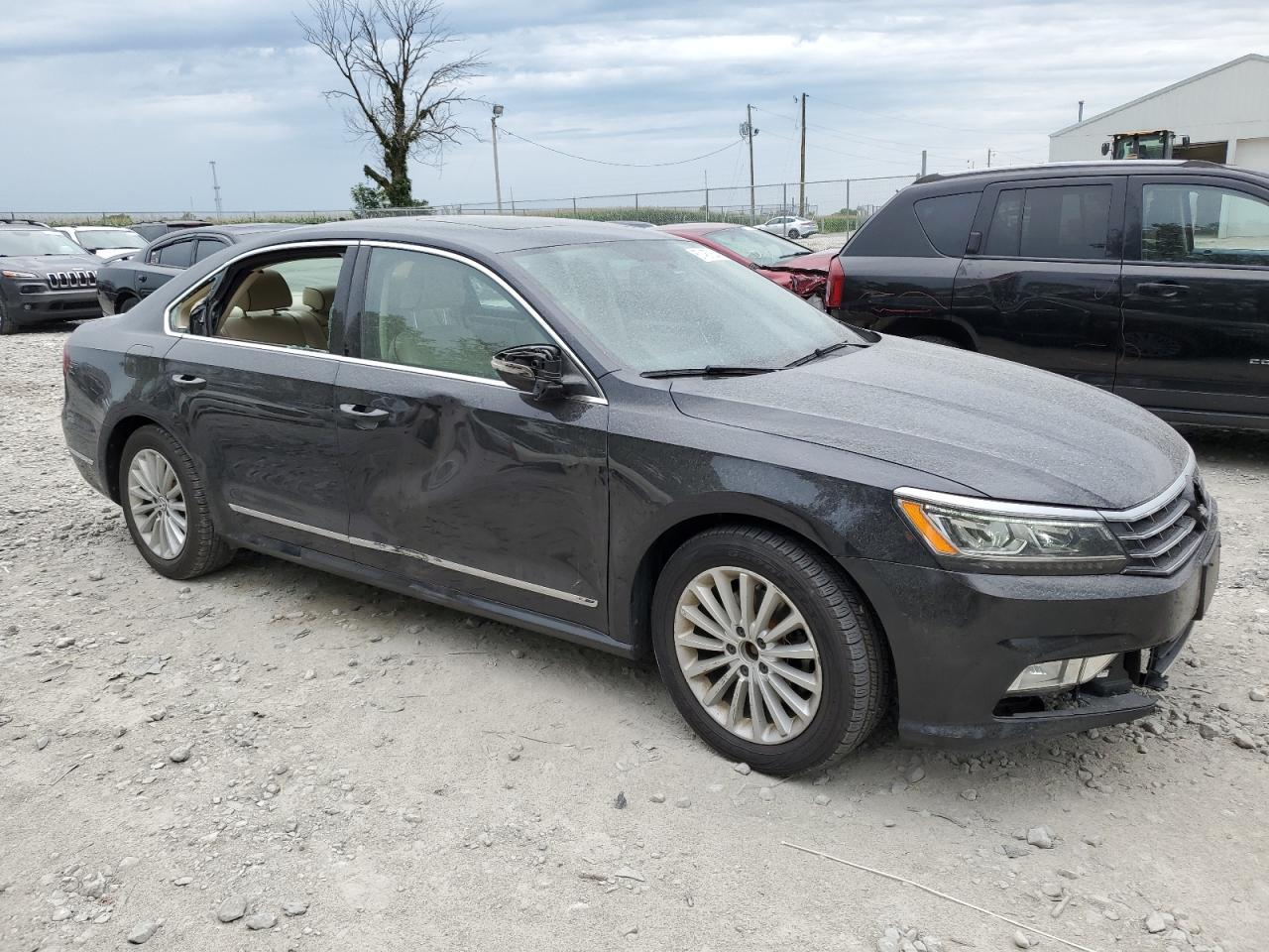 2017 Volkswagen Passat - Image 4