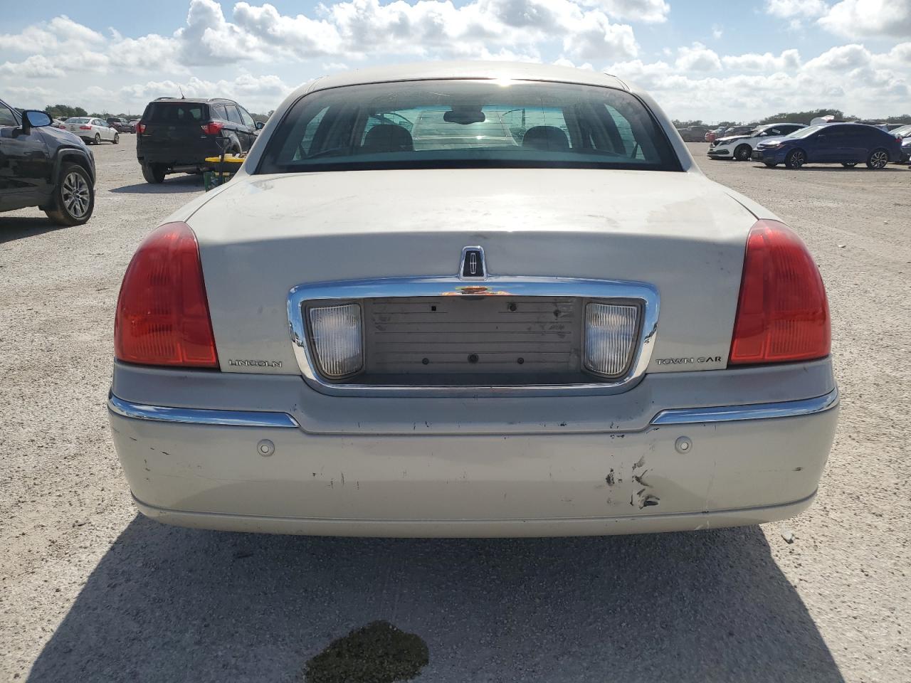 1LNHM81W95Y634582 2005 Lincoln Town Car Signature