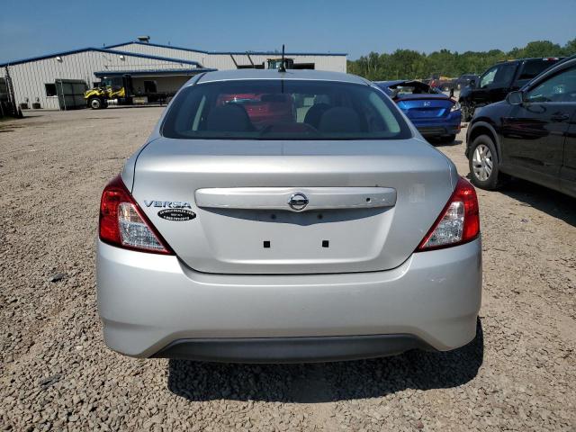  NISSAN VERSA 2015 Srebrny