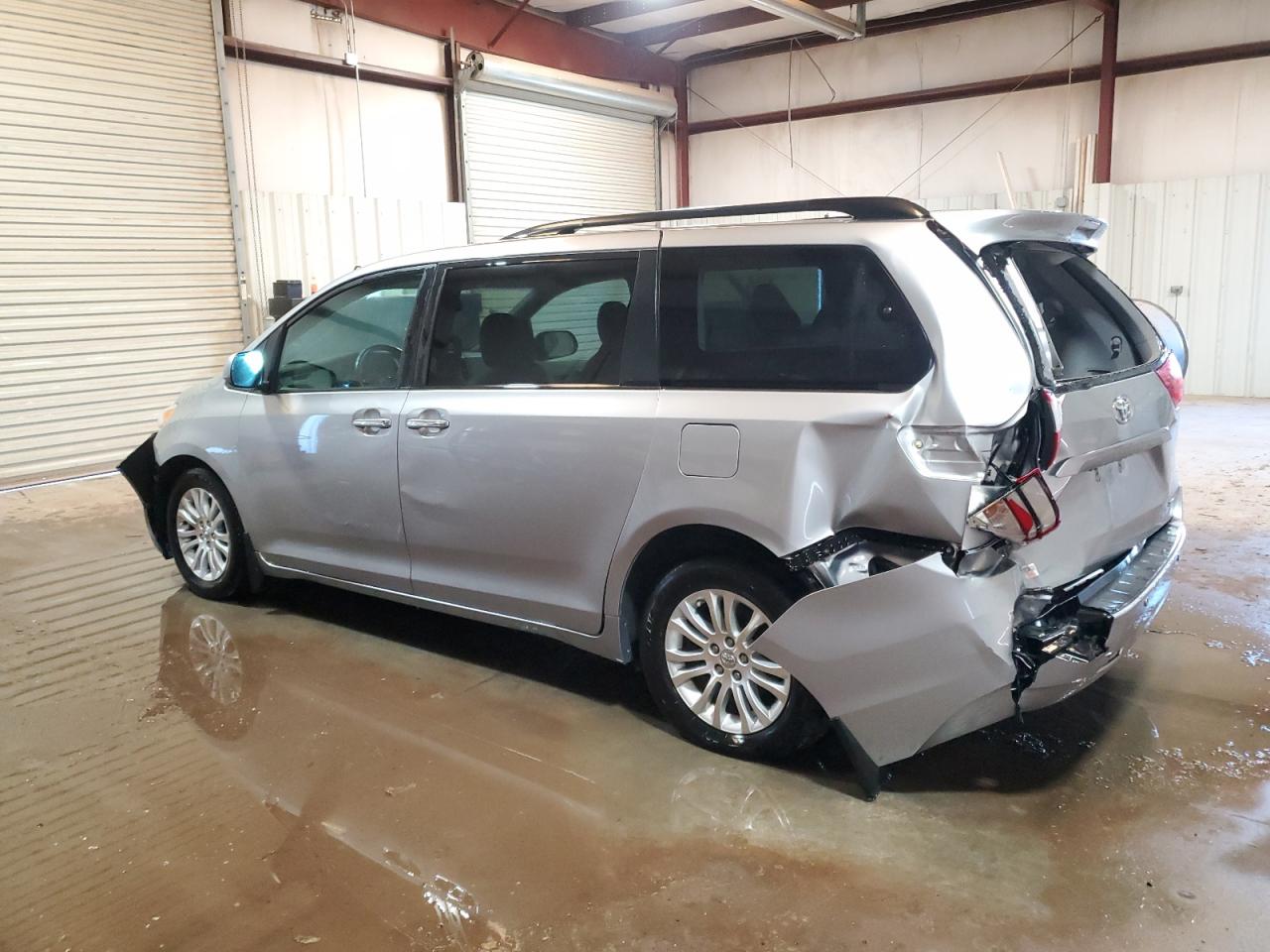 2017 Toyota Sienna - Image 2