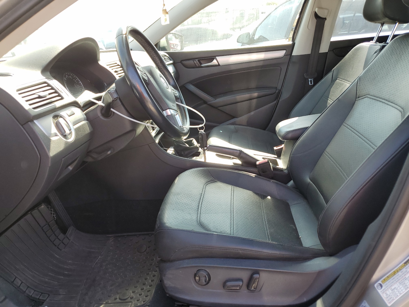 1VWBP7A30DC147975 2013 Volkswagen Passat Se