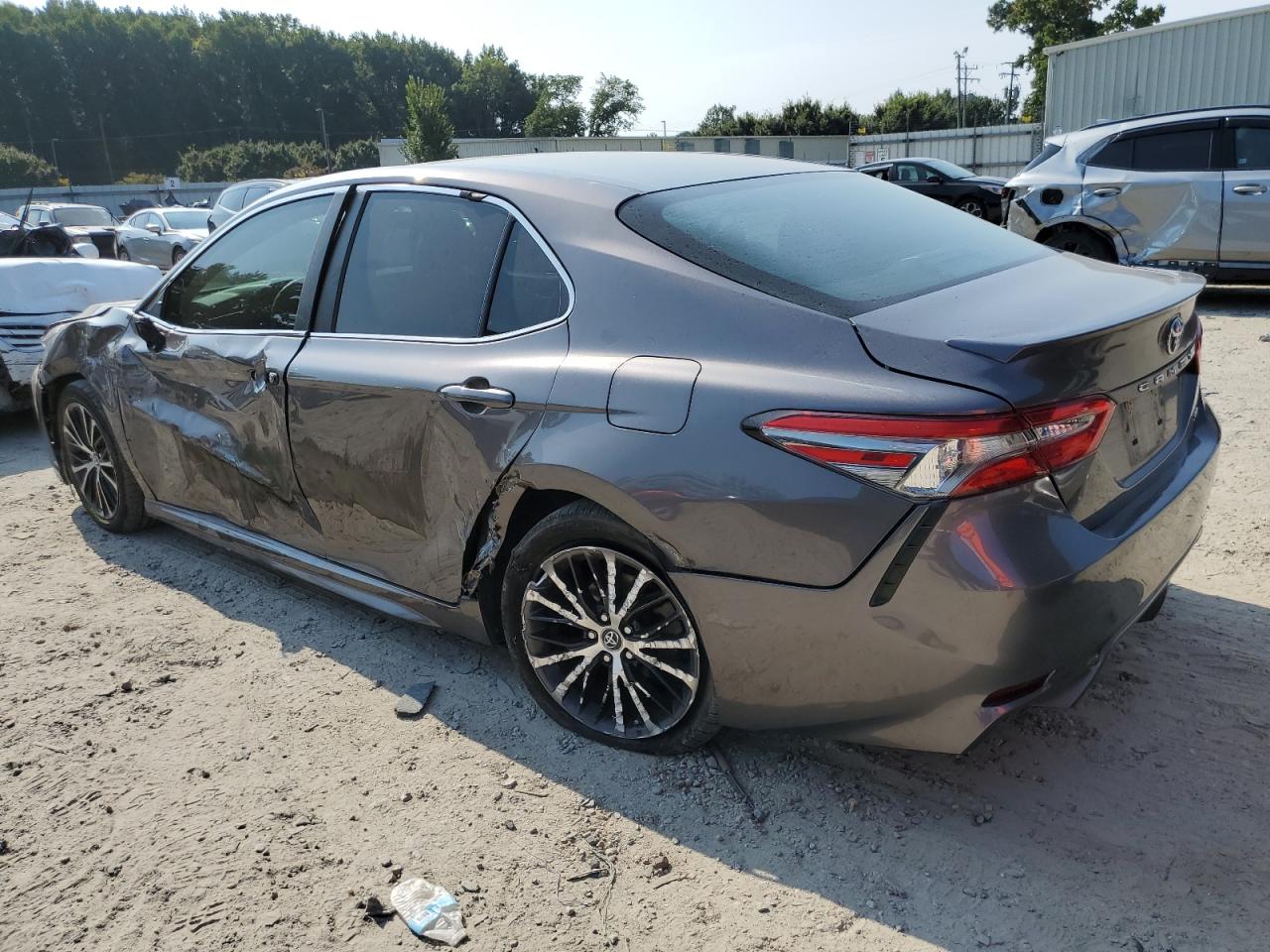 4T1B11HK0JU081668 2018 TOYOTA CAMRY - Image 2