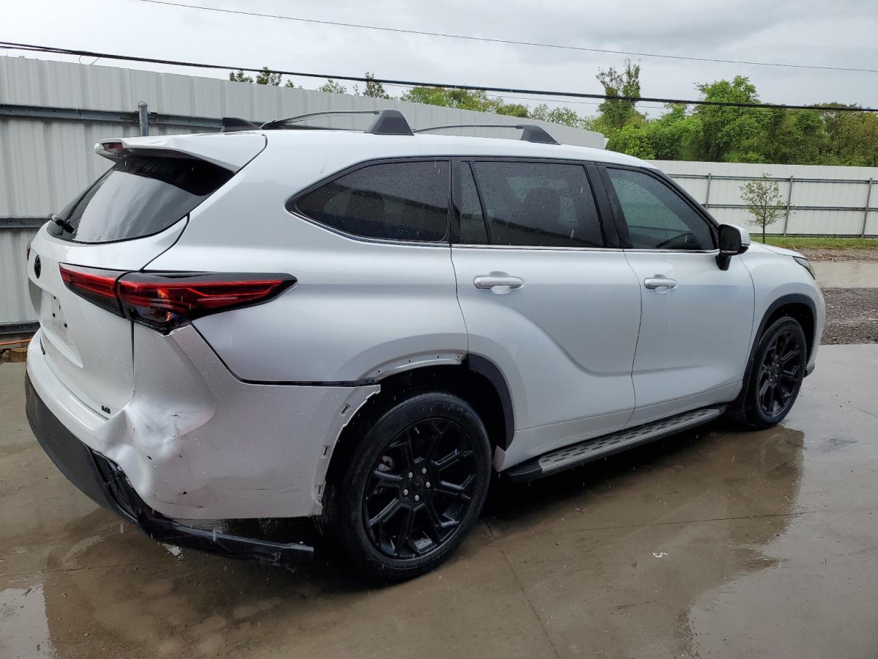 2022 Toyota Highlander - Image 3