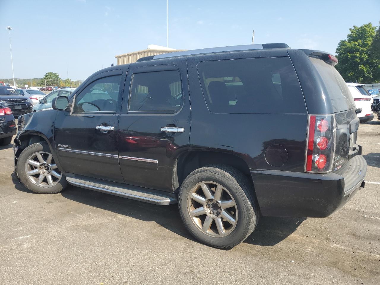 2010 GMC Yukon - Image 2