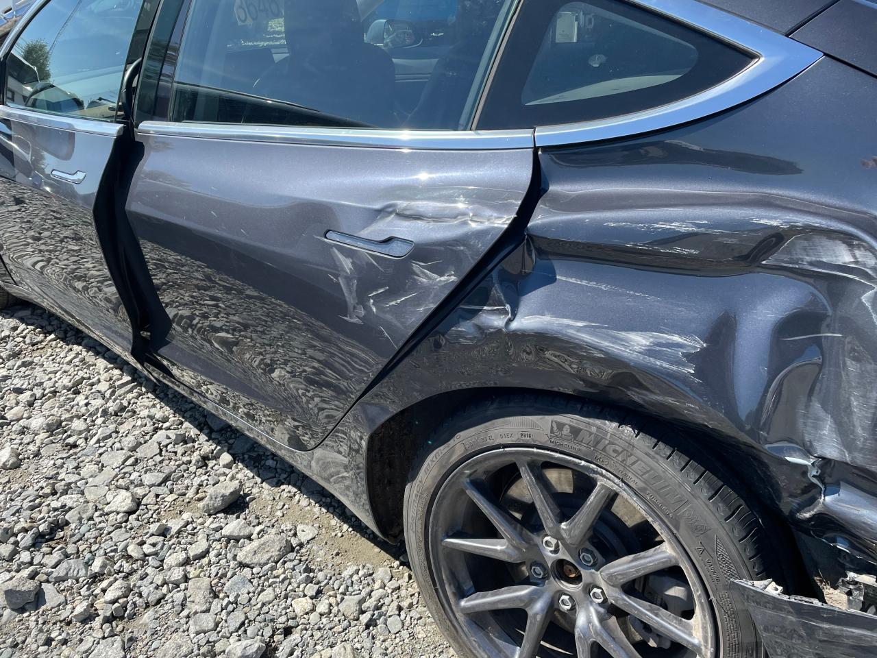 5YJ3E1EAXJF101569 2018 Tesla Model 3