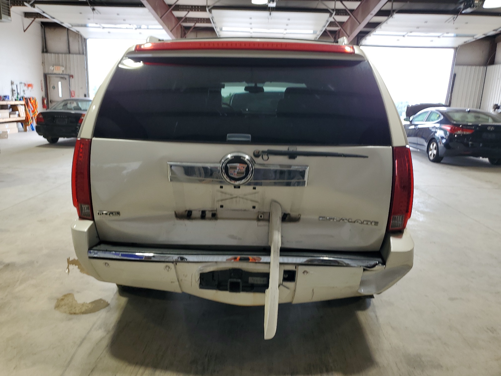 1GYUKBEF2AR283528 2010 Cadillac Escalade Luxury