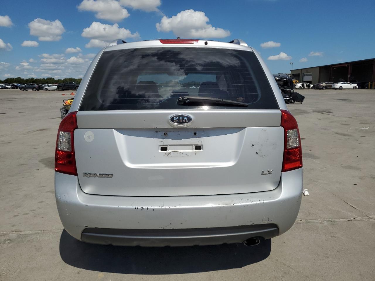 KNAFG525X77072558 2007 Kia Rondo Base