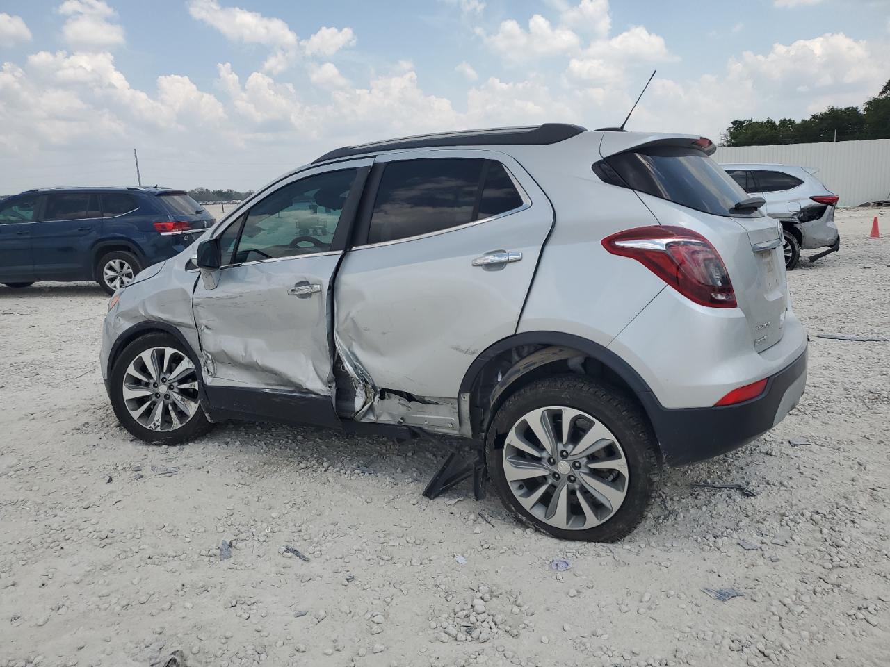 KL4CJASB2JB572993 2018 BUICK ENCORE - Image 2