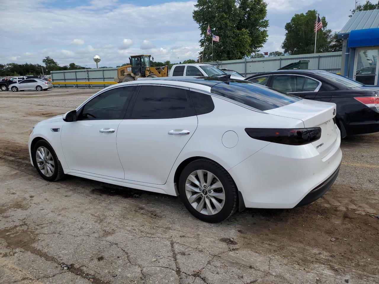 5XXGU4L34JG215350 2018 KIA OPTIMA - Image 2